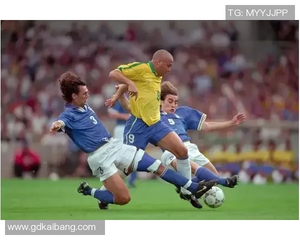 2014年最受瞩目的世界足球巨星风采与荣耀时刻盘点 2014年最受瞩目的世界足球巨星风采与荣耀时刻盘点