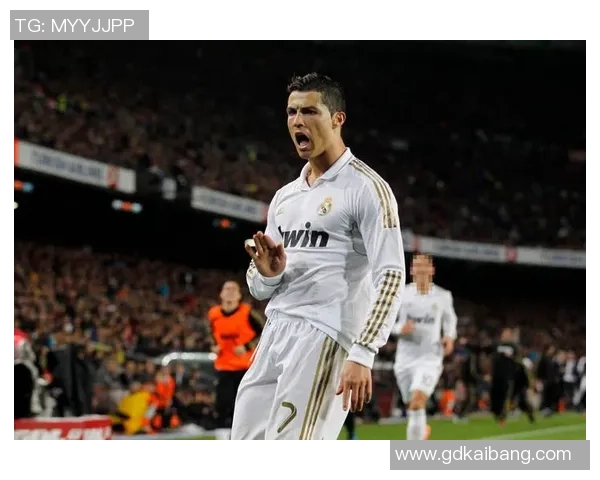 C罗欧冠荣耀之路足球明星海报装饰画展现传奇球技与冠军风采