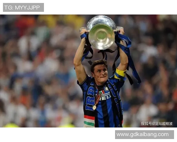 《足球百大球星排名442：盘点全球最具影响力的顶级球员》