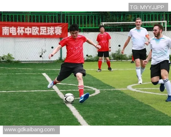 纵观绿茵场上防守核心后腰球星的战术智慧与时代价值