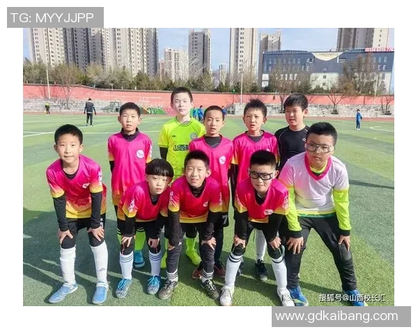 绿茵场上小学生心中的足球球星闪耀追梦故事